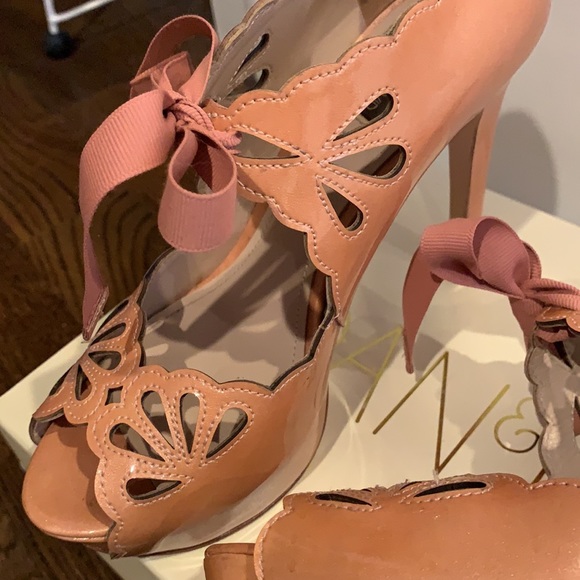 Joan & David Pink Pumps - Picture 4 of 4